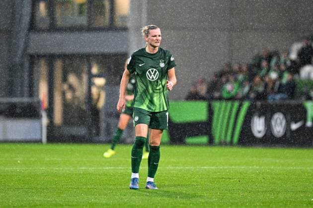 Fußball I Frauen I Saison 2025-2026 I Bundesliga I 8. Spieltag I VfL Wolfsburg - TSG Hoffenheim I 01.11.2025 Alexandra Popp (11, VfL Wolfsburg) hat Probleme mit der Wade Freisteller, Nahaufnahme, Porträt, Portrait, Einzelfoto, Einzelbild, Körper Wolfsburg AOK Stadion Niedersachsen Deutschland Copyright: xLobeca InesxHähnelx