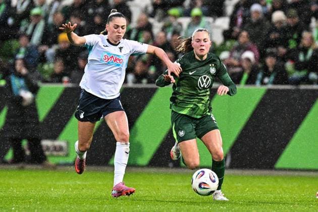 Fußball I Frauen I Saison 2025-2026 I Bundesliga I 8. Spieltag I VfL Wolfsburg - TSG Hoffenheim I 01.11.2025 Zweikampf Jill Janssens (9, TSG Hoffenheim) gegen Janou Johanna Theodora Levels (15, VfL Wolfsburg) Wolfsburg AOK Stadion Niedersachsen Deutschland Copyright: xLobeca InesxHähnelx