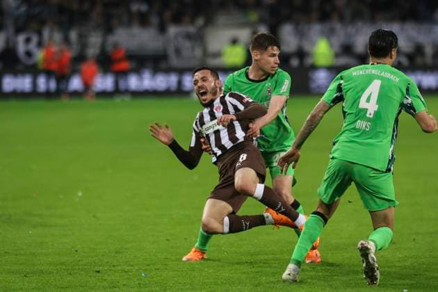 Fussball: 1. Bundesliga, FC St. Pauli - Borussia Mönchengladbach, Hamburg, 01.11.2025 Mathias Pereira Lage (Pauli, M.) - Kevin Diks (Gladbach)