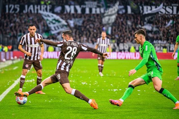 Fußball I Herren I Saison 2025-2026 I Bundesliga I 9. Spieltag I FC St. Pauli - Borussia Mönchengladbach I 01.11.2025 Mathias Pereira Lage (28, FC St. Pauli), Yannik Engelhardt (6, Borussia Mönchengladbach) Hamburg Millerntor-Stadion Hamburg Deutschland Copyright: xLobecax xHenningxRohlfsx