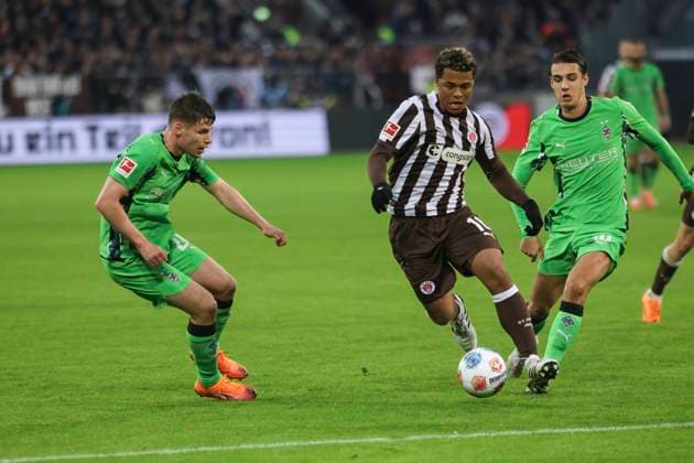 Fussball: 1. Bundesliga, FC St. Pauli - Borussia Mönchengladbach, Hamburg, 01.11.2025 Joel Chima Fulita (Pauli, M.) - Florian Neuhaus (Gladbach, r.)