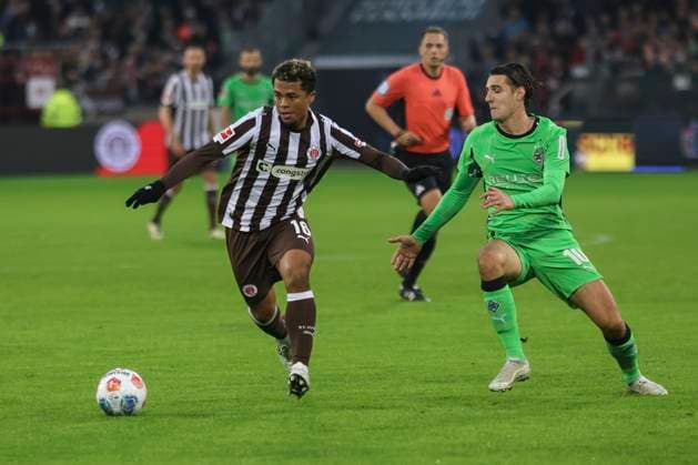Fussball: 1. Bundesliga, FC St. Pauli - Borussia Mönchengladbach, Hamburg, 01.11.2025 Joel Chima Fulita (Pauli, M.) - Florian Neuhaus (Gladbach, r.)
