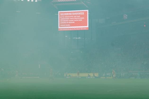1. Fußball Bundesliga: 1. FSV Mainz 05 - Werder Bremen, 01.11.2025 Der Anpfiff der zweiten Hälfte verzögert sich. Die Bremer Fans haben massiv Pyrotechnik abgebrannt. Die Sicht ist nun mehr schlecht als recht. Spiel vom 9. Spieltag der Fußball Bundesliga zwischen 1. FSV Mainz 05 und Borussia Dortmund in der MEWA Arena am 27.09.2025 DFL DFB regulations prohibit any use of photographs as image sequences and or quasi-video. *** 1 Soccer Bundesliga 1 FSV Mainz 05 Werder Bremen, 01 11 2025 The kick-off of the second half is delayed The Bremen fans have set off massive amounts of pyrotechnics Visibility is now more bad than good Match from matchday 9 of the Bundesliga between 1 FSV Mainz 05 and Borussia Dortmund at the MEWA Arena on 27 09 2025 DFL DFB regulations prohibit any use of photographs as image sequences and or quasi video Copyright: xBEAUTIFULxSPORTS Hahnex