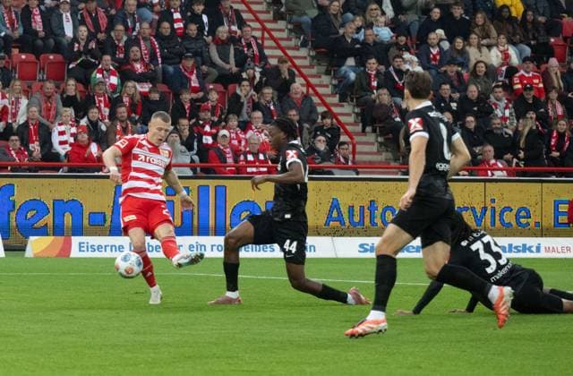 Fußball, Herren, Saison 2025 2026, 1. Bundesliga (9. Spieltag), 1. FC Union Berlin - SC Freiburg, v. l. Chance Tim Skarke (1. FC Union Berlin), Johan Manzambi (Freiburg), 01.11.2025, Copyright: xMatthiasxKochx