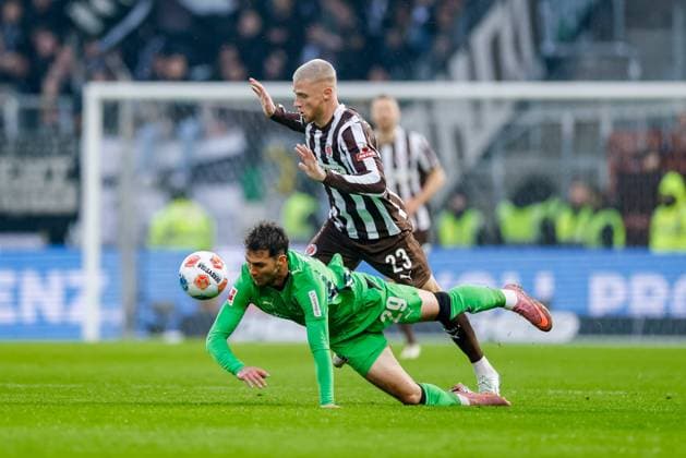 Hamburg, 1. November 2025 - Fußball, 1. Bundesliga 2025 26, FC St. Pauli - Borussia MoÌˆnchengladbach: Joe Scally (Borussia MoÌˆnchengladbach, 29), Louis Oppie (FC St. Pauli, 23) DFL REGULATIONS PROHIBIT ANY USE OF PHOTOGRAPHS AS IMAGE SEQUENCES AND OR QUASI-VIDEO.