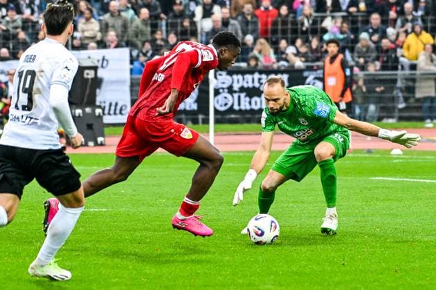 GER, 3. Liga, SSV Ulm 1846 vs VfB Stuttgart II 01.11.2025, Donaustadion, Ulm, GER, 3. Liga, SSV Ulm 1846 vs VfB Stuttgart II, im Bild nach Alleingang auf s Tor, Mansour Ouro-Tagha (Stuttgart, 27), Christian Ortag (SSV Ulm, 39)