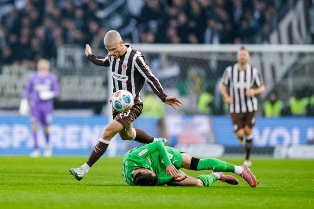 Hamburg, 1. November 2025 - Fußball, 1. Bundesliga 2025 26, FC St. Pauli - Borussia MoÌˆnchengladbach: Joe Scally (Borussia MoÌˆnchengladbach, 29), Louis Oppie (FC St. Pauli, 23) DFL REGULATIONS PROHIBIT ANY USE OF PHOTOGRAPHS AS IMAGE SEQUENCES AND OR QUASI-VIDEO.