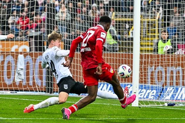 GER, 3. Liga, SSV Ulm 1846 vs VfB Stuttgart II 01.11.2025, Donaustadion, Ulm, GER, 3. Liga, SSV Ulm 1846 vs VfB Stuttgart II, im Bild Jan Boller (SSV Ulm, 34), Mansour Ouro-Tagha (Stuttgart, 27) vergibt eine Torchance