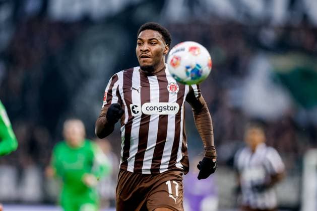 Hamburg, 1. November 2025 - Fußball, 1. Bundesliga 2025 26, FC St. Pauli - Borussia MoÌˆnchengladbach: Oladapo Afolayan (FC St. Pauli, 17) DFL REGULATIONS PROHIBIT ANY USE OF PHOTOGRAPHS AS IMAGE SEQUENCES AND OR QUASI-VIDEO.