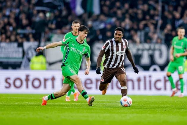 Hamburg, 1. November 2025 - Fußball, 1. Bundesliga 2025 26, FC St. Pauli - Borussia MoÌˆnchengladbach: Philipp Sander (Borussia MoÌˆnchengladbach, 16), Oladapo Afolayan (FC St. Pauli, 17) DFL REGULATIONS PROHIBIT ANY USE OF PHOTOGRAPHS AS IMAGE SEQUENCES AND OR QUASI-VIDEO.