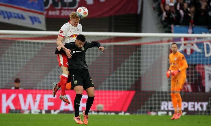 GER, 1.Bundesliga, RB Leipzig - VfB Stuttgart 01.11.2025, Leipzig, Red Bull Arena, GER, Saison 2025 2026, 1.Bundesliga, 09.Spieltag, RasenBallsport Leipzig vs VfB Stuttgart im Bild Nicolas Seiwald (Leipzig) gegen Deniz Undav (Stuttgart) DFL regulations prohibit any use of photographs as image sequences and or quasi-video