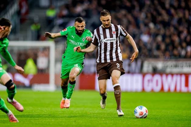Hamburg, 1. November 2025 - Fußball, 1. Bundesliga 2025 26, FC St. Pauli - Borussia MoÌˆnchengladbach: Franck Honorat (Borussia MoÌˆnchengladbach, 9), Karol Mets (FC St. Pauli, 3) DFL REGULATIONS PROHIBIT ANY USE OF PHOTOGRAPHS AS IMAGE SEQUENCES AND OR QUASI-VIDEO.