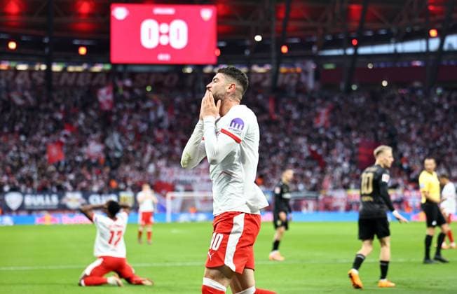GER, 1.Bundesliga, RB Leipzig - VfB Stuttgart 01.11.2025, Leipzig, Red Bull Arena, GER, Saison 2025 2026, 1.Bundesliga, 09.Spieltag, RasenBallsport Leipzig vs VfB Stuttgart im Bild Romulo (Leipzig) enttaeuscht nach vergebener Torchance DFL regulations prohibit any use of photographs as image sequences and or quasi-video