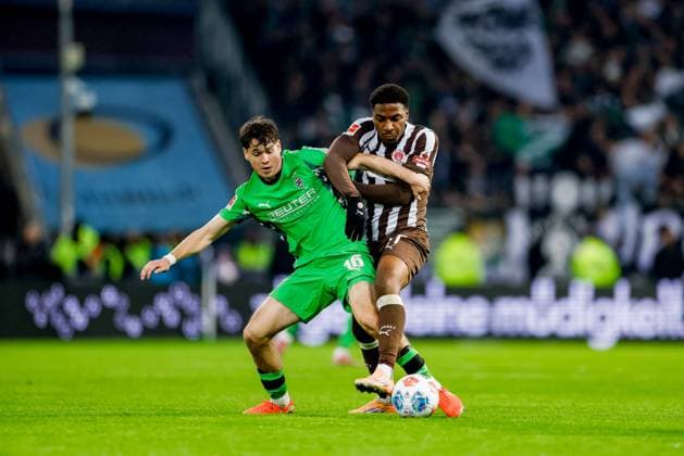 Hamburg, 1. November 2025 - Fußball, 1. Bundesliga 2025 26, FC St. Pauli - Borussia MoÌˆnchengladbach: Philipp Sander (Borussia MoÌˆnchengladbach, 16), Oladapo Afolayan (FC St. Pauli, 17) DFL REGULATIONS PROHIBIT ANY USE OF PHOTOGRAPHS AS IMAGE SEQUENCES AND OR QUASI-VIDEO.