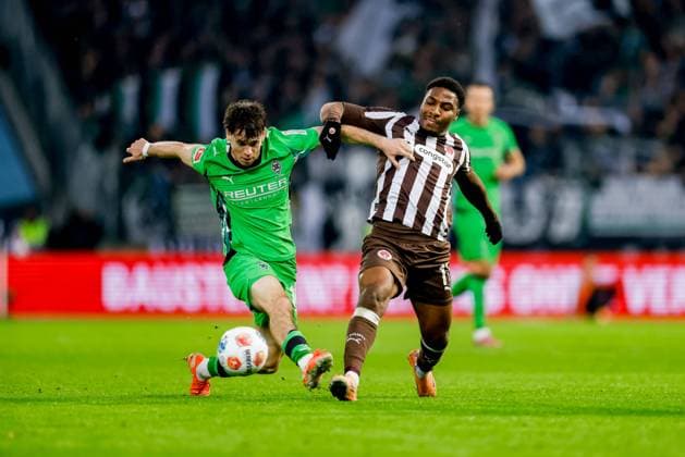 Hamburg, 1. November 2025 - Fußball, 1. Bundesliga 2025 26, FC St. Pauli - Borussia MoÌˆnchengladbach: Philipp Sander (Borussia MoÌˆnchengladbach, 16), Oladapo Afolayan (FC St. Pauli, 17) DFL REGULATIONS PROHIBIT ANY USE OF PHOTOGRAPHS AS IMAGE SEQUENCES AND OR QUASI-VIDEO.