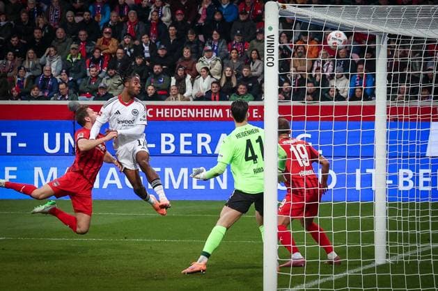 Elye Wahi 17 (Eintracht Frankfurt) mit einer Kopfballchance, gegen Tim Siersleben 4 (1FC Heidenheim 1846), mit Diant Ramaj 41 (1FC Heidenheim 1846), 1.FC Heidenheim 1846 vs. Eintracht Frankfurt, Fussball, Maenner, DFL, Bundesliga, Saison 2025 2026, Voith Arena, 9. Spieltag, 01.11.2025 Heidenheim Baden-Wuerttemberg Deutschland