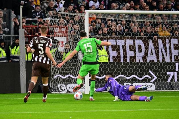 Fussball I Herren I 1. Bundesliga l FC St. Pauli - Borussia Moenchengladbach I 09. Spieltag I Saison 2025-2026 I St. Pauli I 01.11.2025 I v.l. Wahl Hauke (St.Pauli) , Tabakovic Haris (Bor.Moenchengladbach) macht das 1:0 gegen Vasilj Nikola (St.Pauli) , Sportplatz : Millerntor Stadion, St.Pauli Hamburg Deutschland
