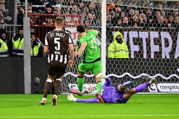 Fussball I Herren I 1. Bundesliga l FC St. Pauli - Borussia Moenchengladbach I 09. Spieltag I Saison 2025-2026 I St. Pauli I 01.11.2025 I v.l. Wahl Hauke (St.Pauli) , Tabakovic Haris (Bor.Moenchengladbach) macht das 1:0 gegen Vasilj Nikola (St.Pauli) , Sportplatz : Millerntor Stadion, St.Pauli Hamburg Deutschland