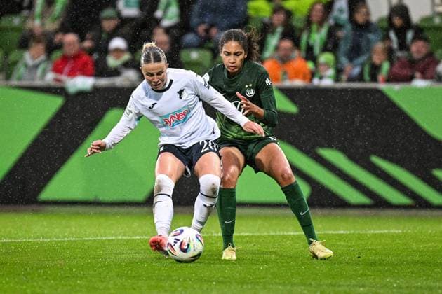 Fußball I Frauen I Saison 2025-2026 I Bundesliga I 8. Spieltag I VfL Wolfsburg - TSG Hoffenheim I 01.11.2025 Zweikampf Laura Gloning (20, TSG Hoffenheim) gegen Cora Zicai (28, VfL Wolfsburg) Wolfsburg AOK Stadion Niedersachsen Deutschland Copyright: xLobeca InesxHähnelx