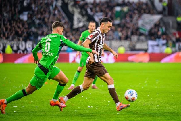 Fußball I Herren I Saison 2025-2026 I Bundesliga I 9. Spieltag I FC St. Pauli - Borussia Mönchengladbach I 01.11.2025 Yannik Engelhardt (6, Borussia Mönchengladbach), Manolis Saliakas (2, FC St. Pauli) Hamburg Millerntor-Stadion Hamburg Deutschland Copyright: xLobecax xHenningxRohlfsx