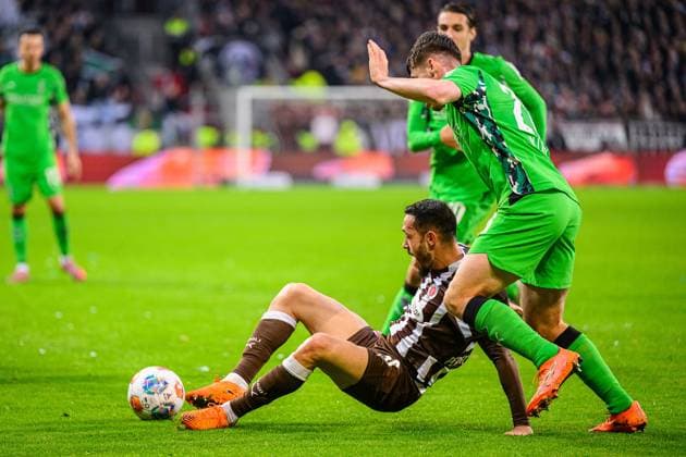 Fußball I Herren I Saison 2025-2026 I Bundesliga I 9. Spieltag I FC St. Pauli - Borussia Mönchengladbach I 01.11.2025 Mathias Pereira Lage (28, FC St. Pauli), Lukas Ullrich (26, Borussia Mönchengladbach) Hamburg Millerntor-Stadion Hamburg Deutschland Copyright: xLobecax xHenningxRohlfsx