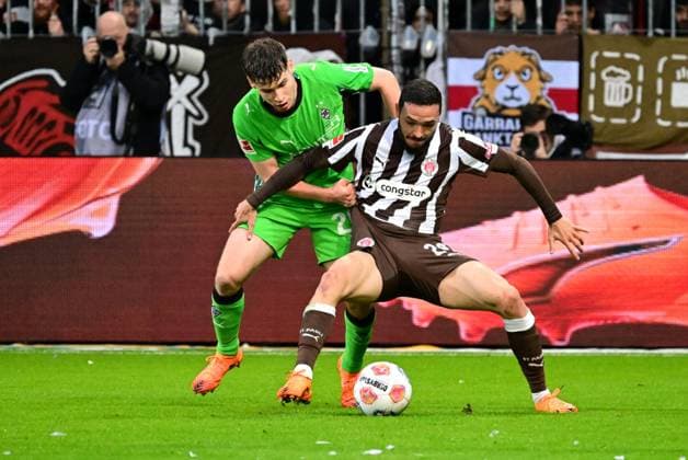 Fussball I Herren I 1. Bundesliga l FC St. Pauli - Borussia Moenchengladbach I 09. Spieltag I Saison 2025-2026 I St. Pauli I 01.11.2025 I v.l. Ullrich Lukas (Bor.Moenchengladbach) , Pereira Lage Mathias (St.Pauli) , Sportplatz : Millerntor Stadion, St.Pauli Hamburg Deutschland