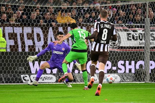 Fussball I Herren I 1. Bundesliga l FC St. Pauli - Borussia Moenchengladbach I 09. Spieltag I Saison 2025-2026 I St. Pauli I 01.11.2025 I v.v. Smith Eric (St.Pauli) , Tabakovic Haris (Bor.Moenchengladbach) macht das 2:0 gegen Vasilj Nikola (St.Pauli) , Sportplatz : Millerntor Stadion, St.Pauli Hamburg Deutschland