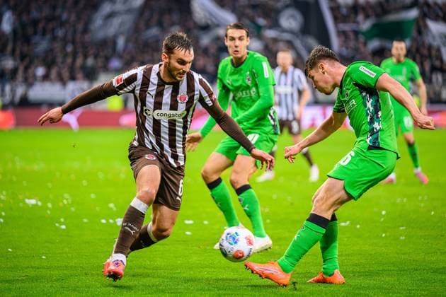 Fußball I Herren I Saison 2025-2026 I Bundesliga I 9. Spieltag I FC St. Pauli - Borussia Mönchengladbach I 01.11.2025 James Sands (6, FC St. Pauli), Yannik Engelhardt (6, Borussia Mönchengladbach) Hamburg Millerntor-Stadion Hamburg Deutschland Copyright: xLobecax xHenningxRohlfsx