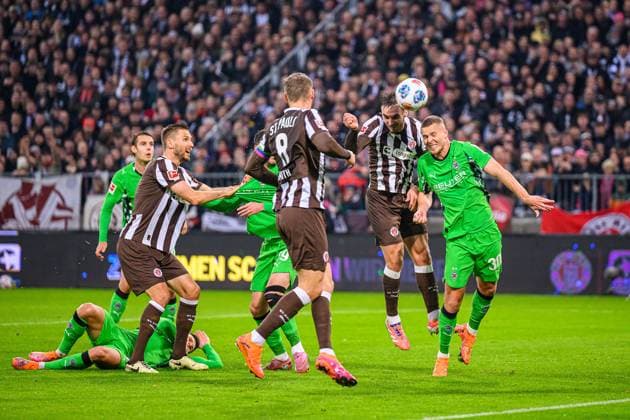 Fußball I Herren I Saison 2025-2026 I Bundesliga I 9. Spieltag I FC St. Pauli - Borussia Mönchengladbach I 01.11.2025 James Sands (6, FC St. Pauli), Nico Elvedi (30, Borussia Mönchengladbach) Hamburg Millerntor-Stadion Hamburg Deutschland Copyright: xLobecax xHenningxRohlfsx