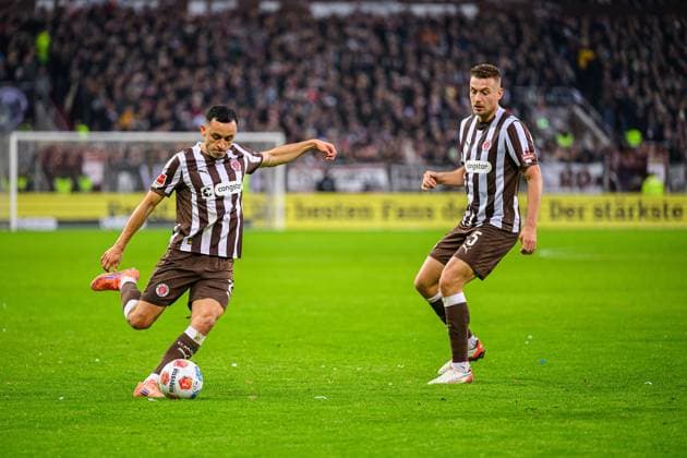 Fußball I Herren I Saison 2025-2026 I Bundesliga I 9. Spieltag I FC St. Pauli - Borussia Mönchengladbach I 01.11.2025 Manolis Saliakas (2, FC St. Pauli), Hauke Wahl (5, FC St. Pauli) Hamburg Millerntor-Stadion Hamburg Deutschland Copyright: xLobecax xHenningxRohlfsx