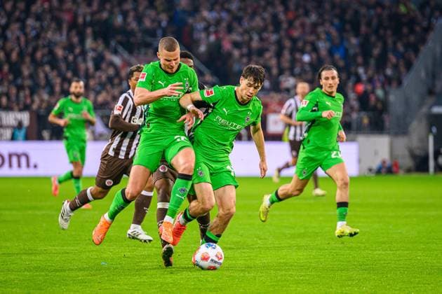 Fußball I Herren I Saison 2025-2026 I Bundesliga I 9. Spieltag I FC St. Pauli - Borussia Mönchengladbach I 01.11.2025 Nico Elvedi (30, Borussia Mönchengladbach), Philipp Sander (16, Borussia Mönchengladbach) Hamburg Millerntor-Stadion Hamburg Deutschland Copyright: xLobecax xHenningxRohlfsx