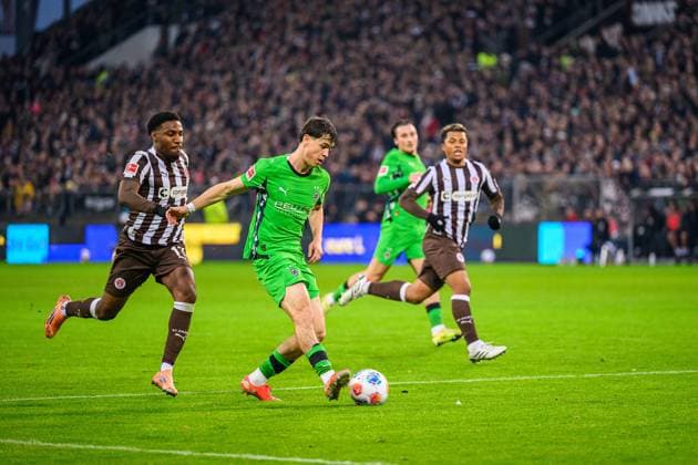 Fußball I Herren I Saison 2025-2026 I Bundesliga I 9. Spieltag I FC St. Pauli - Borussia Mönchengladbach I 01.11.2025 Oladapo Afolayan (17, FC St. Pauli), Philipp Sander (16, Borussia Mönchengladbach) Hamburg Millerntor-Stadion Hamburg Deutschland Copyright: xLobecax xHenningxRohlfsx