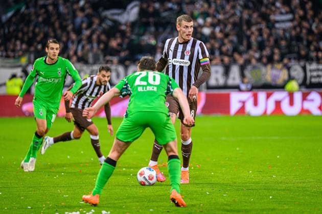 Fußball I Herren I Saison 2025-2026 I Bundesliga I 9. Spieltag I FC St. Pauli - Borussia Mönchengladbach I 01.11.2025 Eric Smith (8, FC St. Pauli) Hamburg Millerntor-Stadion Hamburg Deutschland Copyright: xLobecax xHenningxRohlfsx