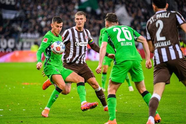 Fußball I Herren I Saison 2025-2026 I Bundesliga I 9. Spieltag I FC St. Pauli - Borussia Mönchengladbach I 01.11.2025 Yannik Engelhardt (6, Borussia Mönchengladbach), Eric Smith (8, FC St. Pauli), Lukas Ullrich (26, Borussia Mönchengladbach) Hamburg Millerntor-Stadion Hamburg Deutschland Copyright: xLobecax xHenningxRohlfsx