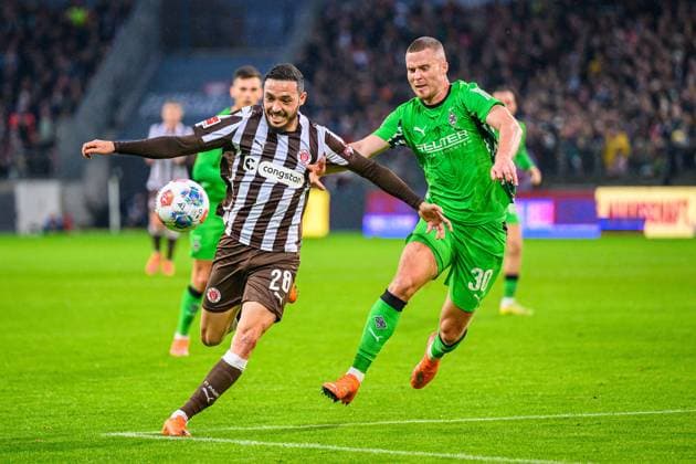 Fußball I Herren I Saison 2025-2026 I Bundesliga I 9. Spieltag I FC St. Pauli - Borussia Mönchengladbach I 01.11.2025 Mathias Pereira Lage (28, FC St. Pauli), Nico Elvedi (30, Borussia Mönchengladbach) Hamburg Millerntor-Stadion Hamburg Deutschland Copyright: xLobecax xHenningxRohlfsx
