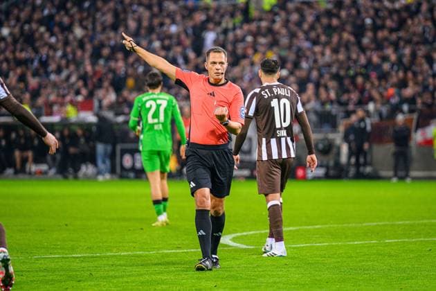 Fußball I Herren I Saison 2025-2026 I Bundesliga I 9. Spieltag I FC St. Pauli - Borussia Mönchengladbach I 01.11.2025 Robert Hartmann (Schiedsrichter) Hamburg Millerntor-Stadion Hamburg Deutschland Copyright: xLobecax xHenningxRohlfsx