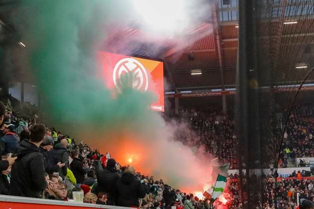 FanblockSV Werder Bremen, Pyrotechnik , Deutschland, Fussball, 1. Bundesliga, 9.Spieltag, 2025 2026, 1.FSV Mainz vs. Werder Bremen, 01.11.2025, Mewa Arena, Mainz, Deutschland Mainz Mewa Arena Rheinland-Pfalz Deutschland Copyright: xGrantxHubbsx