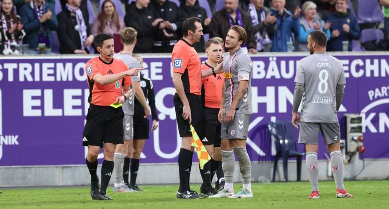 Aue, 01.11.2025, Erzgebirgsstadion, Fußball, 3.Liga, 13.Spieltag FC Erzgebirge Aue vs. SSV Jahn Regensburg 4:3 (1:1) , Im Bild; Enttäuschung bei Regensburg nach dem Spiel. Schiedrichter Nico Fuchs. , Nur für journalistische Zwecke. Only for editorial use! , DFB DFL regulations prohibit any use of photographs as image sequences and or quasi-video. ,