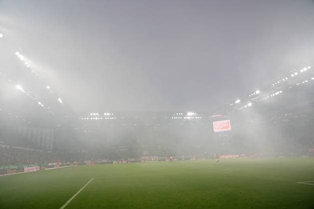GER, 1.FBL, 1.FSV Mainz 05 vs Werder Bremen 01.11.2025, MEWA Arena, Mainz, GER, 1.FBL, 1.FSV Mainz 05 vs Werder Bremen , im Bild Durch den Einsatz von Bengalischen Feuer aus dem Bremer Block, musste das Spiel etwas später angepfiffen werden. DFL regulations prohibit any use of photographs as image sequences and or quasi-video.