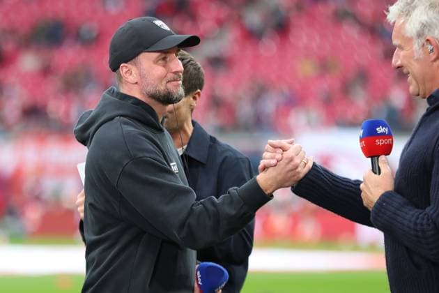 RB Leipzig vs. VfB Stuttgart, 01.11.2025 LEIPZIG, DEUTSCHLAND - NOVEMBER 1: Sebastian Hoeneß (Trainer, VfB Stuttgart) während des Bundesliga-Spiels zwischen RB Leipzig vs. VfB Stuttgart in der Red Bull Arena am 9. Spieltag der 1. Bundesliga am November 1, 2025 in Leipzig, Deutschland. DFL REGULATIONS PROHIBIT ANY USE OF PHOTOGRAPHS AS IMAGE SEQUENCES AND OR QUASI-VIDEO. Copyright: xBEAUTIFULxSPORTS JanxKaeferx