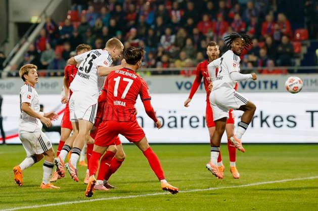 Rasmus Kristensen (Eintracht Frankfurt, 13), Goal scored, erzielt das Tor zum 1:1, celebrate the goal 01.11.2025, Fussball, Bundesliga, 1. FC Heidenheim - Eintracht Frankfurt, GER, Heidenheim, Voith-Arena, DFL REGULATIONS PROHIBIT ANY USE OF PHOTOGRAPHS AS IMAGE SEQUENCES AND OR QUASI-VIDEO. Copyright: HMBxMedia xHeikoxBecker