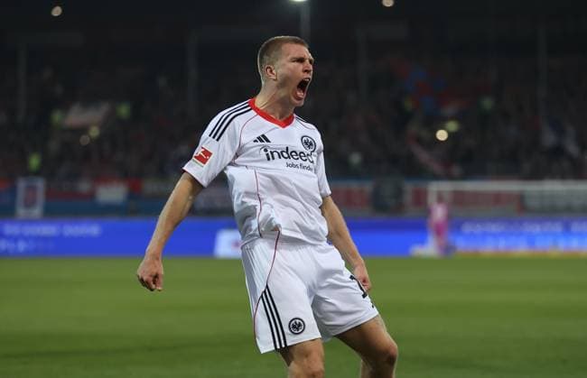 01.11.2025, Fussball Bundesliga, 1. FC Heidenheim - Eintracht Frankfurt, v.l., Torjubel zum 1:1 durch Rasmus Kristensen (Eintracht Frankfurt), Goal celebration, celebrate the goal DFL DFB REGULATIONS PROHIBIT ANY USE OF PHOTOGRAPHS AS IMAGE SEQUENCES AND OR QUASI-VIDEO. xdcx Copyright: HMBxMedia Claus