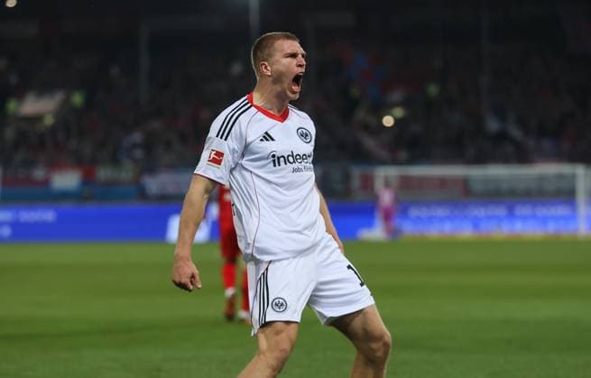 01.11.2025, Fussball Bundesliga, 1. FC Heidenheim - Eintracht Frankfurt, v.l., Torjubel zum 1:1 durch Rasmus Kristensen (Eintracht Frankfurt), Goal celebration, celebrate the goal DFL DFB REGULATIONS PROHIBIT ANY USE OF PHOTOGRAPHS AS IMAGE SEQUENCES AND OR QUASI-VIDEO. xdcx Copyright: HMBxMedia Claus