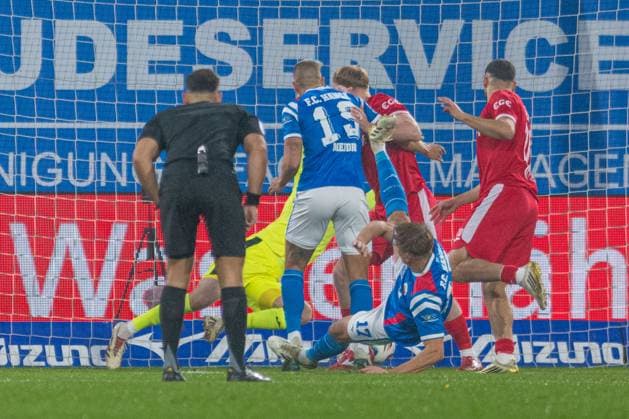 Rostock, Deutschland 01. November 2025: 3. Liga - 2025 2026 - FC Hansa Rostock vs. SC Verl Im Bild: 2.v.re. Florian Carstens (Hansa Rostock) macht das Tor zum 1:0 DFB regulations prohibit any use of photographs as image sequences and or quasi-video. Copyright: xFotostandx xVoelkerx