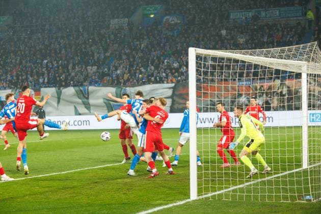 links Florian Carstens (Rostock) trifft zum 1:0; GER, FC Hansa Rostock vs. SC Verl, Fußball, Männer, 3. Liga, 13.Spieltag, Spielzeit 2025 2026, 01.11.2025 Rostock Ostseestadion Mecklenburg - Vorpommern Deutschland