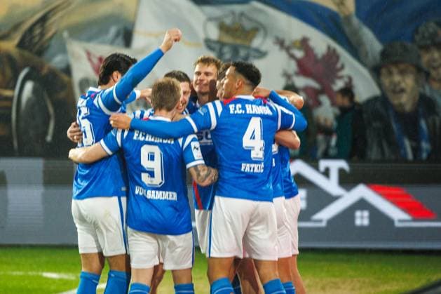 Torjubel 1:0 Hansa Rostock;. 2.v.r. Torschütze Florian Carstens (Rostock) GER, FC Hansa Rostock vs. SC Verl, Fußball, Männer, 3. Liga, 13.Spieltag, Spielzeit 2025 2026, 01.11.2025 Rostock Ostseestadion Mecklenburg - Vorpommern Deutschland