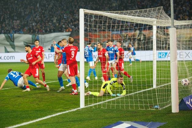 links Florian Carstens (Rostock) trifft zum 1:0; GER, FC Hansa Rostock vs. SC Verl, Fußball, Männer, 3. Liga, 13.Spieltag, Spielzeit 2025 2026, 01.11.2025 Rostock Ostseestadion Mecklenburg - Vorpommern Deutschland