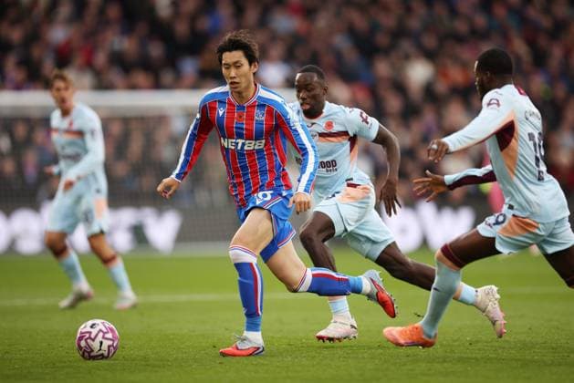 Daichi Kamada of Crystal Palace on the ball Crystal Palace v Brentford, Premier League, Football, Selhurst Park, London, UK - 01 Nov 2025London Selhurst Park United Kingdom EDITORIAL USE ONLY No use with unauthorised audio, video, data, fixture lists, club league logos or live services. Online in-match use limited to 120 images, no video emulation. No use in betting, games or single club league player publications. Copyright: xWillxCooper Shutterstockx 15639913c