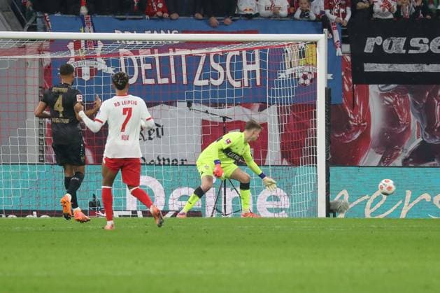 01.11.2025, xgox, Fussball 1.Bundesliga, RB Leipzig - VfB Stuttgart emspor, v.l. Tor zum 2:0 durch Yan Diomande (Leipzig, 49) (DFL DFB REGULATIONS PROHIBIT ANY USE OF PHOTOGRAPHS as IMAGE SEQUENCES and or QUASI-VIDEO) Leipzig