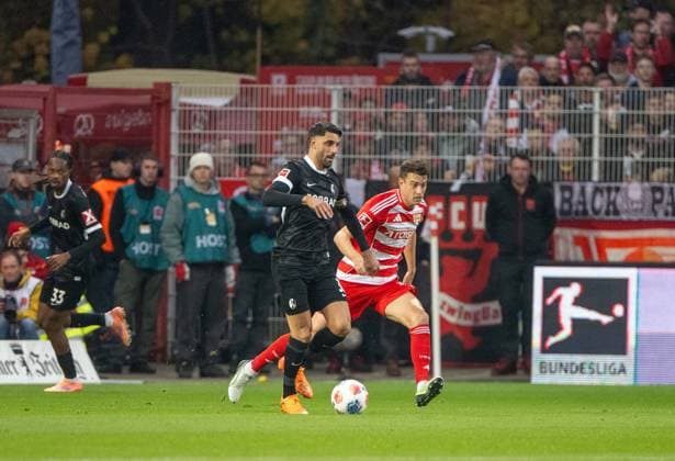 Fußball, Herren, Saison 2025 2026, 1. Bundesliga (9. Spieltag), 1. FC Union Berlin - SC Freiburg, v. l. Vincenzo Grifo (Freiburg), Janik Haberer (1. FC Union Berlin), 01.11.2025, Copyright: xMatthiasxKochx